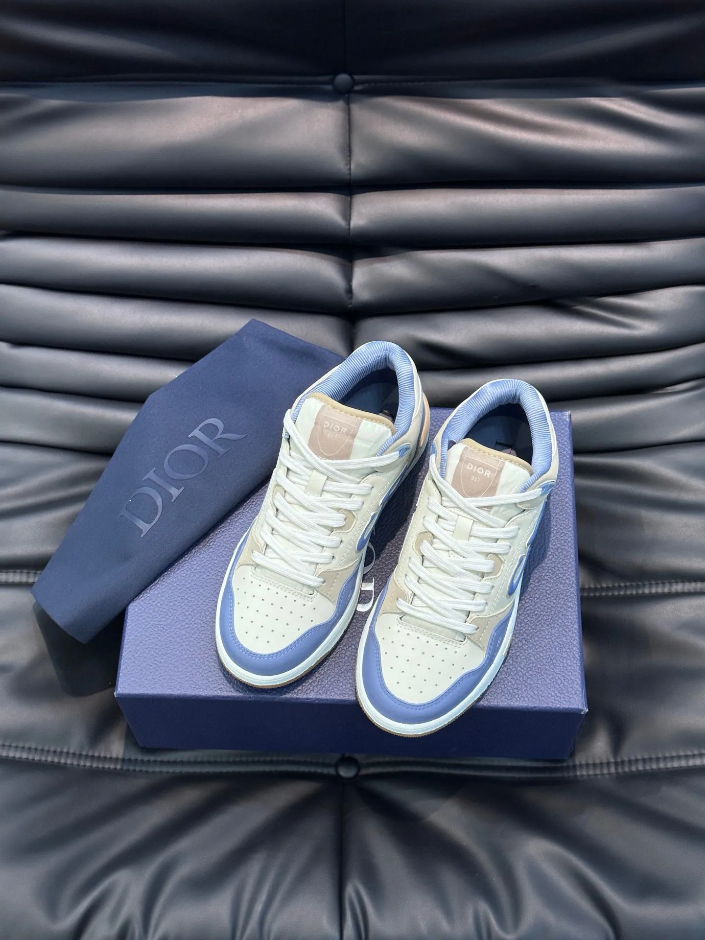 Ex-factory price: 440💰DIOB57 mid-top sneakers are shipped. This B57 mid-top sneaker is a new product in the 2024 spring men's wear series. It reinterprets the basketball shoe design and has become a classic item of Dior. Mid-top lace-up style crafted from color-blocked cow leather with contrasting suede and a CD logo displayed on the side. The tongue is decorated with the Dior B57 logo, and various distinctive details enhance the style. The CD logo eyelet details, upper stitching and rubber panels highlight the dynamic charm of its sports style. With two-color rubber sole, mesh fabric lining and cotton lining for foot padding, the upper foot is comfortable and breathable. Can be paired with a variety of clothing to create a sophisticated look. Code 38-44, (45 can be customized)